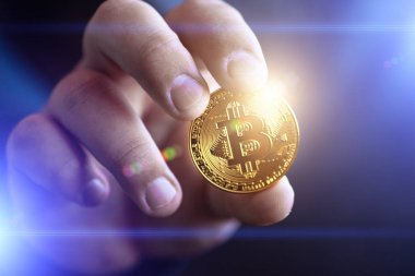 Cryptocurrency altın bitcoin jeton adam el - Kripto para birimi sembolü - elektronik sanal para bankacılık web için