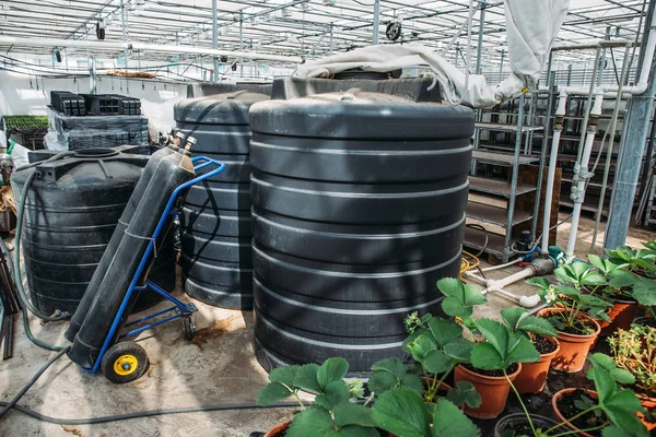 温室设备工具, 桶与肥料和圆筒用二氧化碳, 工业农业耕种技术 — 图库照片