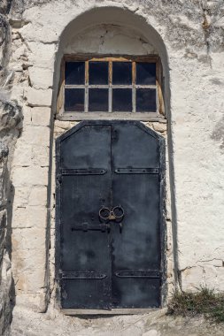Eski tapınak bir asma kilit ile antik metal kapı kilitli
