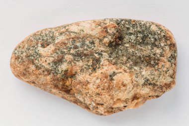 Kuvarsit taş beyaz arka plan üzerinde pembe. Makro doğal mineral kaya