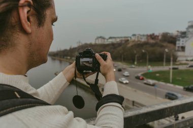 Fotoğrafçı ile fotoğraf makinesi. Kentsel cityscape, seçici odak, dijital fotoğraf makinesi ile sokak fotoğraf çekmek adam tonda