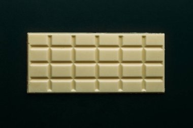 Beyaz çikolata siyah arka plan, üstten görünüm, makro