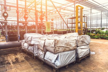 Sera veya sera ekipmanları araçları, çuval toprak ve gübre çerçevede boru sistemi ile