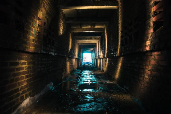 Тёмный кирпичный заброшенный тоннель, абстрактный выход на свет — стоковое фото