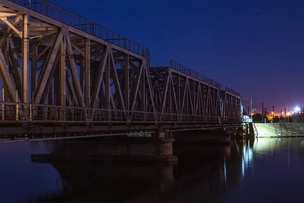 Most kolejowy nad rzeką w nocy, budowlane transport — Zdjęcie stockowe