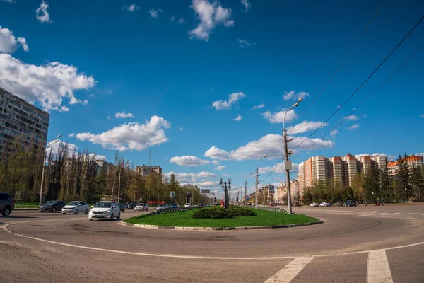 Voronezh, Rusland - 28 April 2018: verkeer in de stad op Moskovsky Prospekt, Voronezj — Stockfoto