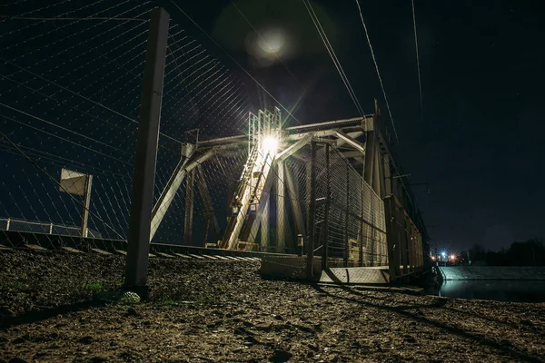 Ponte ferroviária sobre o rio à noite, construção de transporte — Fotografia de Stock
