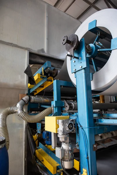 Rollo de acero galvanizado o metal en la máquina en el taller industrial en el molino de laminación, fábrica de fabricación de metal — Foto de Stock