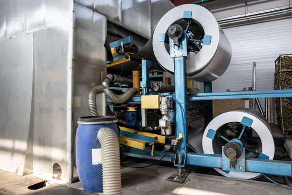 Gulungan baja galvanis atau logam pada mesin di bengkel industri di pabrik rolling, pabrik pengolahan logam — Stok Foto