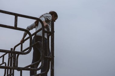 Depresyonda ve üzgün bir adam kenarında köprü ayakta üzerinden atlayacak. İntihar sorun kavramı