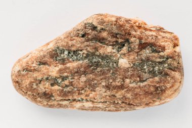 Kuvarsit taş beyaz arka plan üzerinde pembe. Makro fotoğraf mineral kaya