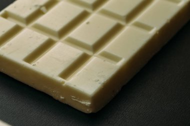 Kiremit veya beyaz siyah arka plan üzerine, makro fotoğraf çikolata bar