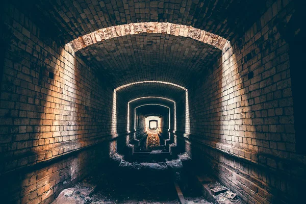 Arruinado túnel subterráneo de ladrillo o pasillo y la luz en el extremo, forma abstracta de esperanza o escapar a la libertad — Foto de Stock