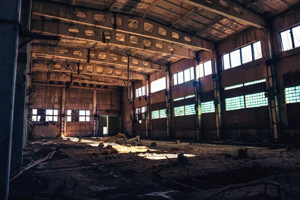 Edificio industrial en ruinas abandonado, vista del pasillo con perspectiva, ruinas y concepto de demolición — Foto de Stock