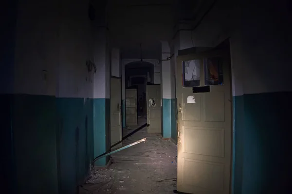 古い廃墟病院、視点で不気味な恐ろしい暗い廊下 — ストック写真