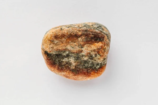Batu Quartzite merah muda dengan latar belakang putih. Foto makro dari batuan mineral — Stok Foto
