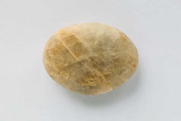 Batu marmer putih, spesimen dipoles atau sampel, mineral alami batuan geologi di atas putih — Stok Foto