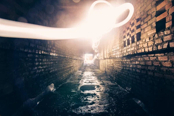 Abstrakte Freezellight oder Freeze Light Painting im gemauerten städtischen Tunnel — Stockfoto