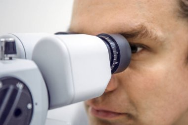 Görme kontrol etmek için tıbbi Oftamolojik cihaz doktor bakar