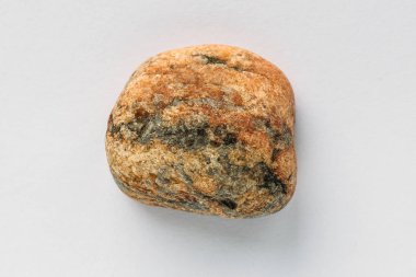 Kuvarsit taş beyaz arka plan üzerinde pembe. Makro fotoğraf mineral kaya