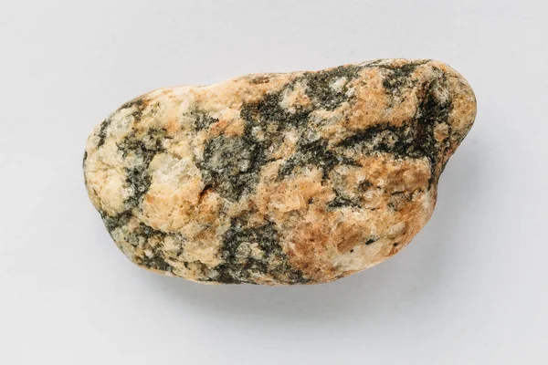 Batu kuarsit dengan latar belakang putih. Foto makro dari batuan mineral — Stok Foto