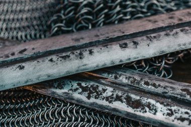 Kılıç zincir zırhı, tarihi eski silah kavramı üzerinde çarpı işareti