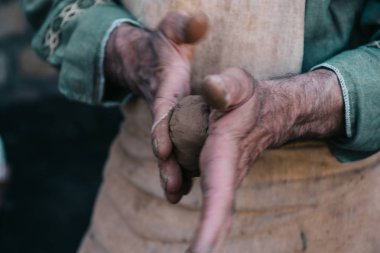 Potter kil, usta eller yakın çekim ile çalışır, kneads ve kil nemlendirir