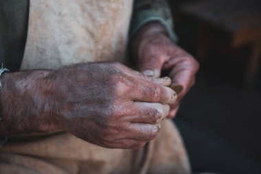 Potter kil, usta eller yakın çekim ile çalışır, kneads ve kil nemlendirir