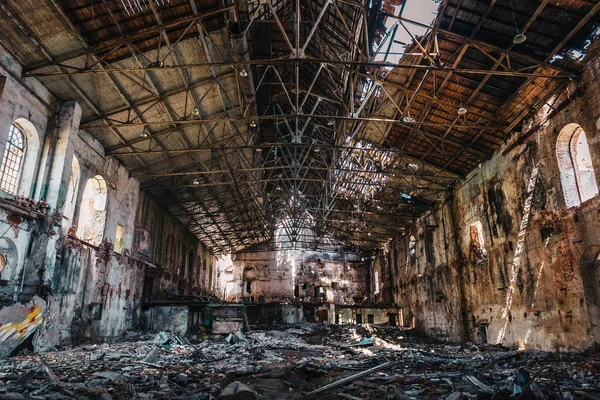 Arruinado y abandonado oscuro espeluznante edificio de la casa de fábrica en el interior, sala de almacén industrial —  Fotos de Stock