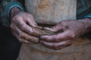 Potter kil, usta eller yakın çekim ile çalışır, kneads ve kil nemlendirir