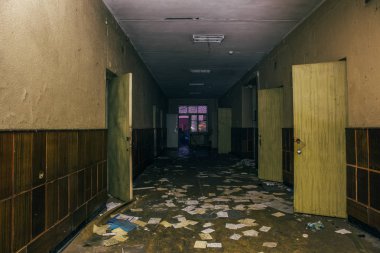 Bakış açısı terk edilmiş yıkık kliniğinde açılan kapıları ile karanlık korkutucu koridor