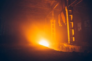 Fabrika veya Ambar içinde ateş. Tarafından yangın Endüstriyel Bina yandı