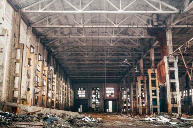 Terk edilmiş endüstriyel ürkütücü depo, eski karanlık grunge fabrika binası