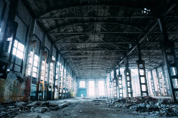 Almacén espeluznante industrial abandonado, viejo edificio de fábrica de grunge oscuro — Foto de Stock