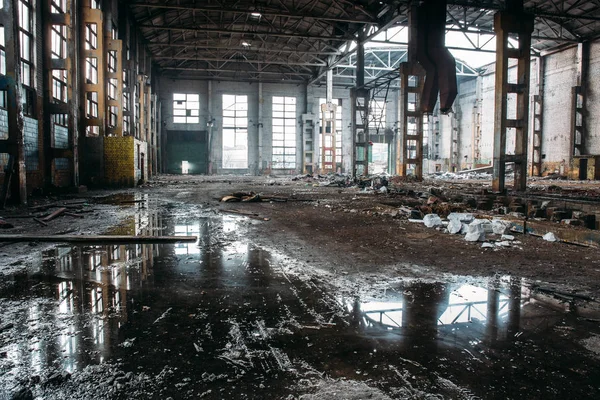 放棄された産業の不気味な倉庫、古い暗いグランジ工場建物 — ストック写真