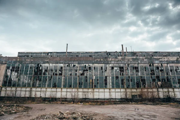 Abandonado armazém assustador industrial, velho edifício de fábrica escuro grunge — Fotografia de Stock