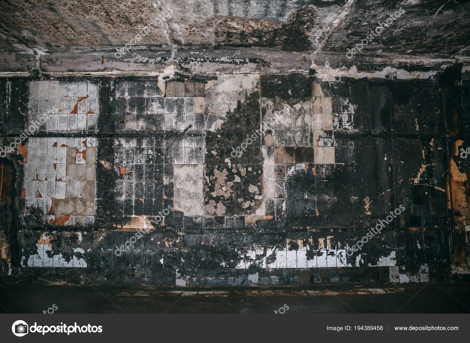 Дом с трупами в стенах