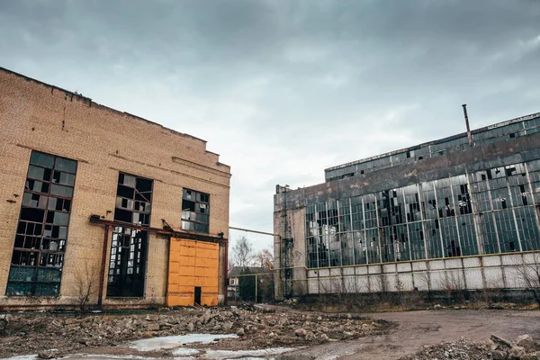 Abandonado armazém assustador industrial, velho edifício de fábrica escuro grunge — Fotografia de Stock