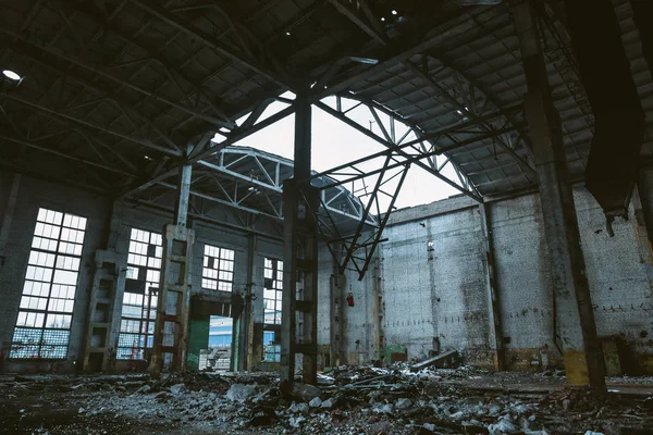 Ruinas de gran sala de almacén o fábrica abandonada, consecuencias de catástrofe, guerra, huracán, terremoto u otro desastre natural — Foto de Stock