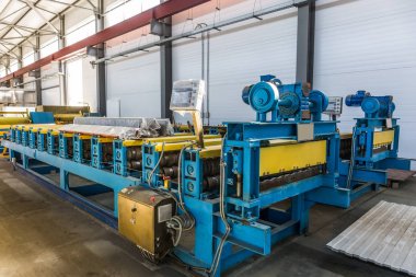 Sandwiç panel veya metal işleri fabrika profil oluşturma. Yeni modern tezgahı konveyör rulo şekillendirme için