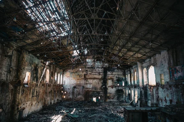 Conceito de desastre, dentro de edifício industrial abandonado arruinado velho da fábrica, grande interior assustador do salão — Fotografia de Stock