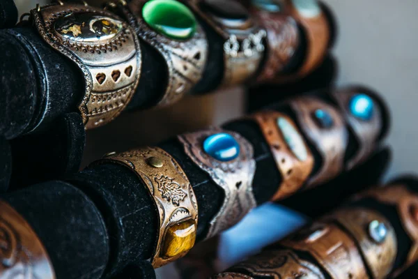 Handgefertigte Lederarmbänder mit Steinen oder Armbändern, lässiges persönliches Accessoire, selektiver Fokus — Stockfoto