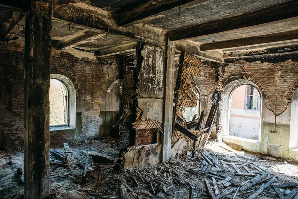Руїни старої покинутої будівлі, пошкоджені на війні, концепція катастрофи та спустошення, зламані стіни та меблі — стокове фото