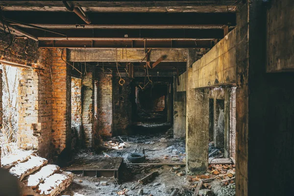 Ruínas de construção industrial interior após desastre ou guerra ou terremoto. Túnel ou corredor sinistro escuro, atmosfera de horror — Fotografia de Stock