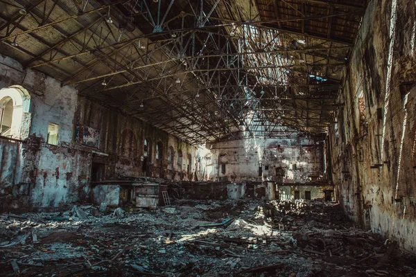 Reruntuhan interior bangunan industri setelah bencana atau perang atau gempa bumi, di dalam gudang besar, pil sampah — Stok Foto