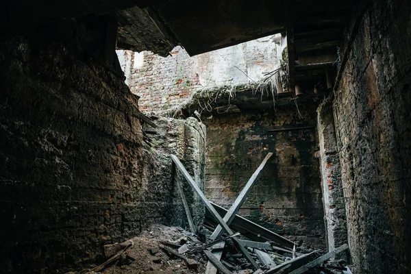 Ruines de l'intérieur du bâtiment industriel après une catastrophe ou une guerre ou un tremblement de terre. Plafond effondré, tas de gravats et de débris — Photo