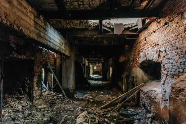 Ruines de l'intérieur du bâtiment industriel après une catastrophe ou une guerre ou un tremblement de terre. tunnel ou couloir sombre et effrayant, atmosphère d'horreur — Photo