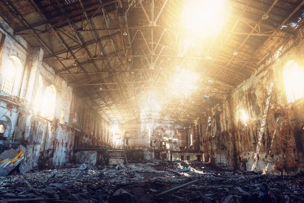 Gran hangar de fábrica abandonado arruinado y demolido o almacén a la luz del sol, concepto de desastre post apocalíptico —  Fotos de Stock