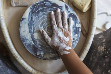 Potter's tekerlek üzerinde beyaz kil Potter kirli el