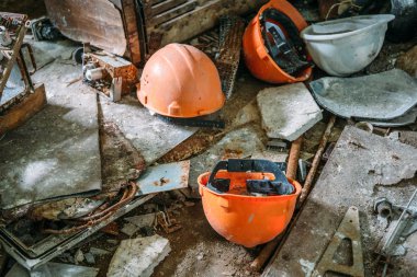 Terk edilmiş fabrikası, yıkık ekonomi kavramı kirli katta turuncu kask